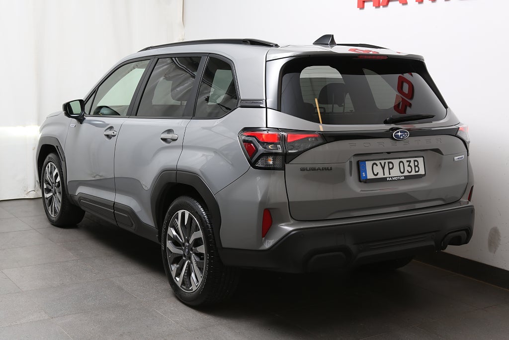 Subaru Forester e-Boxer Limited | Moms 2025