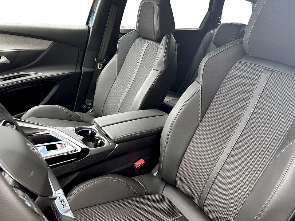 Bild på Peugeot 5008 GT 1.2 PT 130hk Aut 7-SITS B-KAMERA CARPLAY