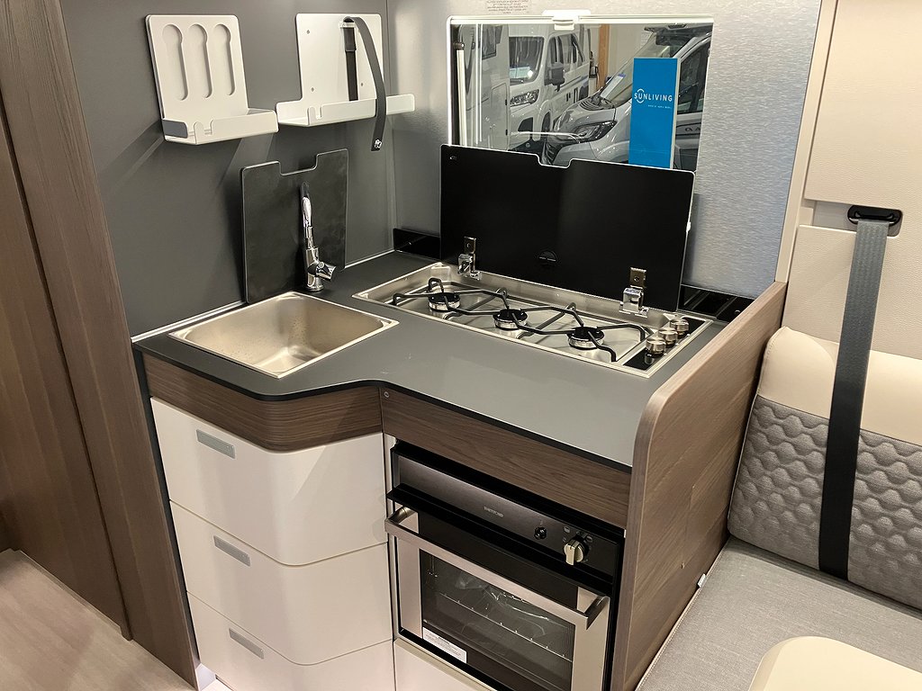Adria Coral 670 DL Supreme / Långbäddar / Automat / 180hk / - Adria