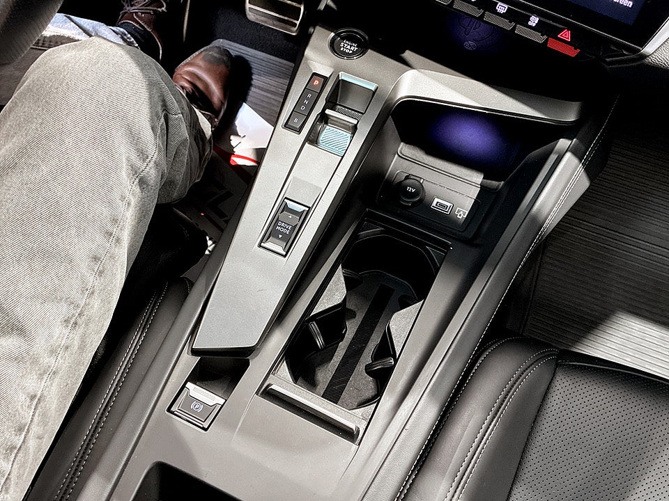 Bild på Peugeot 408 GT PHEV 225hk Aut DRAG PANO ELSTOLAR HELSKINN
