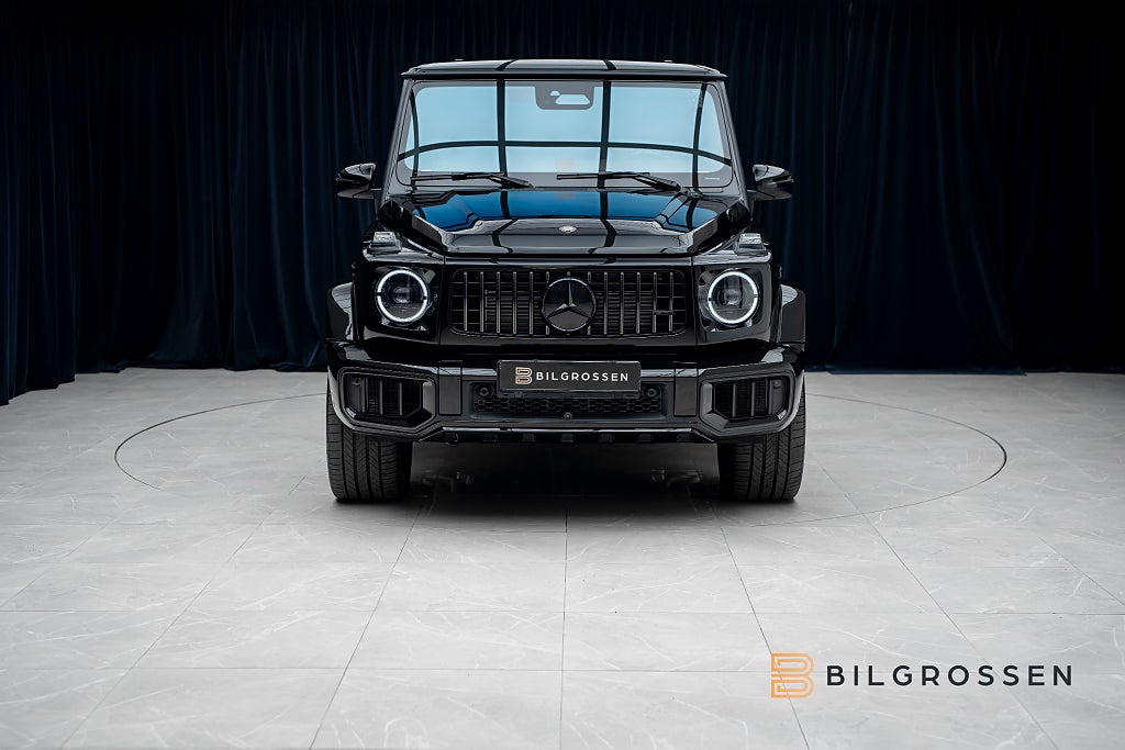 Mercedes-Benz G63 AMG Superior Line Kolfiber Active Ride TV MY27 MOMS