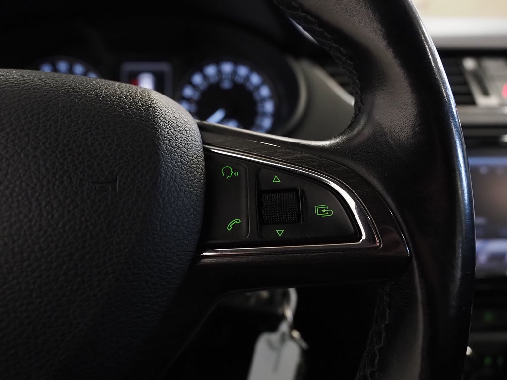 Skoda Octavia Scout 2.0 TDI 150hk 4x4 | Drag | D-värm | Navi |