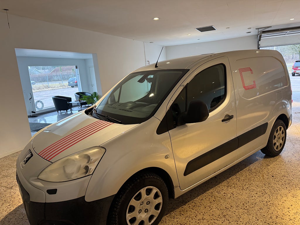 Peugeot Partner 1.6hdi drag 3 sit skåp välvårdad lågamil 