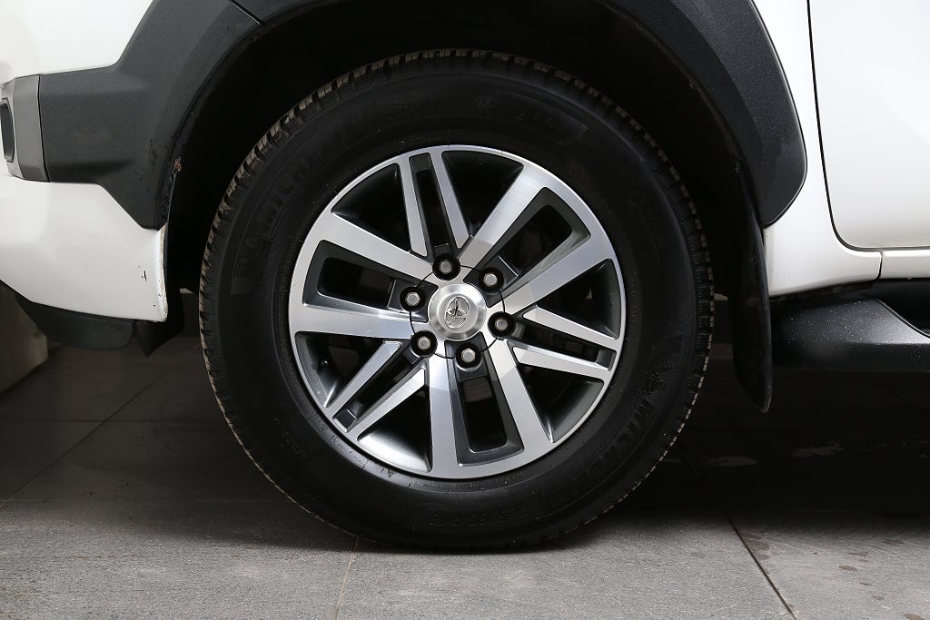 Toyota Hilux Dubbelhytt 2,8 Invincible 204hk 4WD JBL Skinn Navi Kåpa 2021