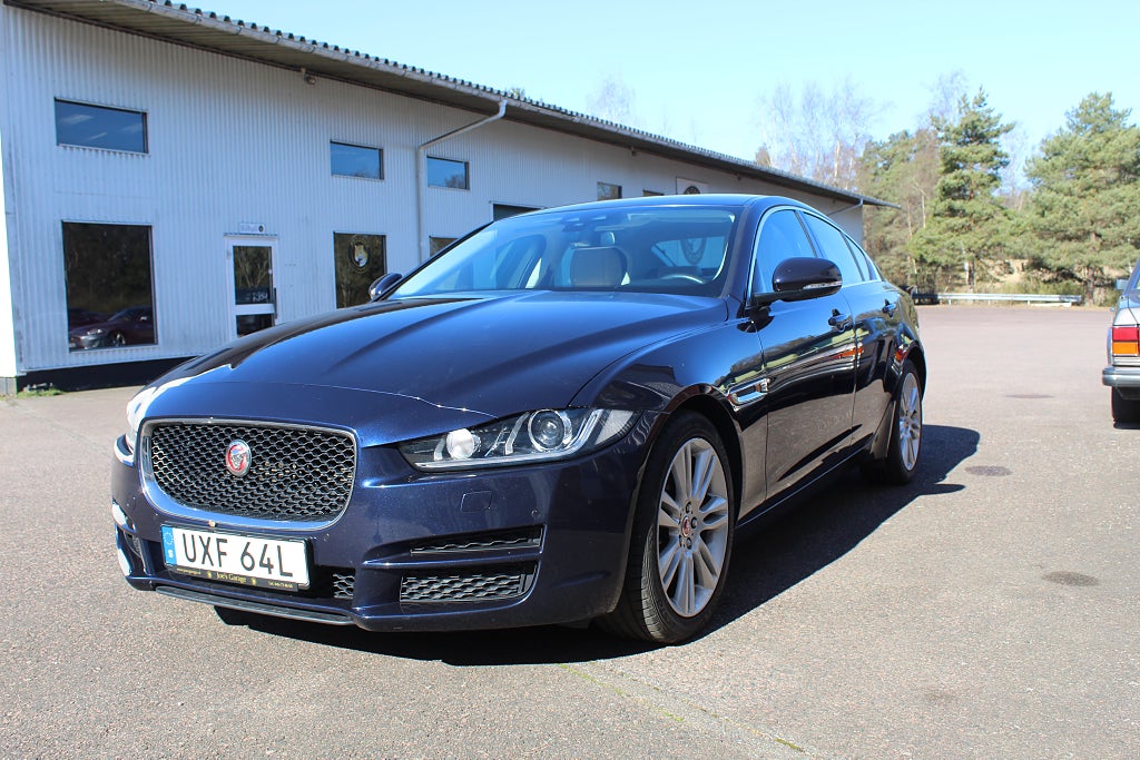 Jaguar XE 20t bensin Prestige, kanonfärg, ljust skinn