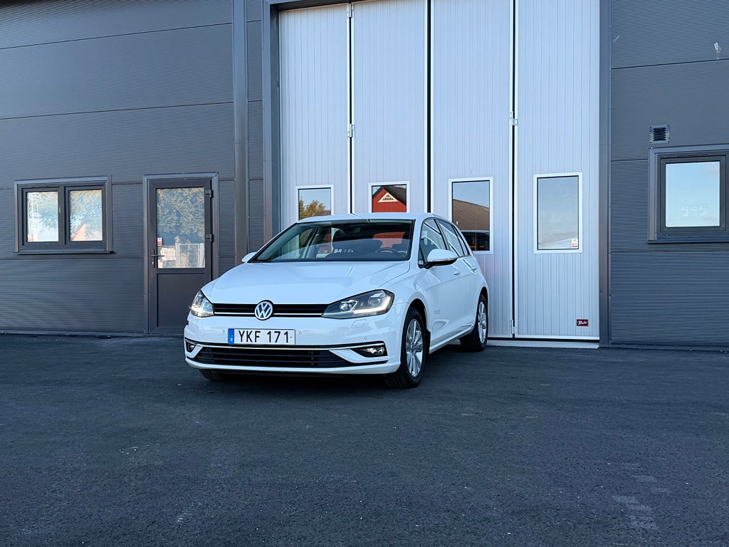 Volkswagen Golf 5-dörrar 1.0 TSI 110hk BMT Base, Kupévärmare, Xenon,