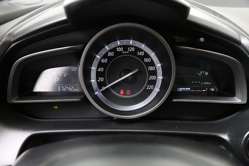 Mazda 2 1,5 SKYACTIV-G 90hk Core Aut Motorvärmare Dragkrok 2015