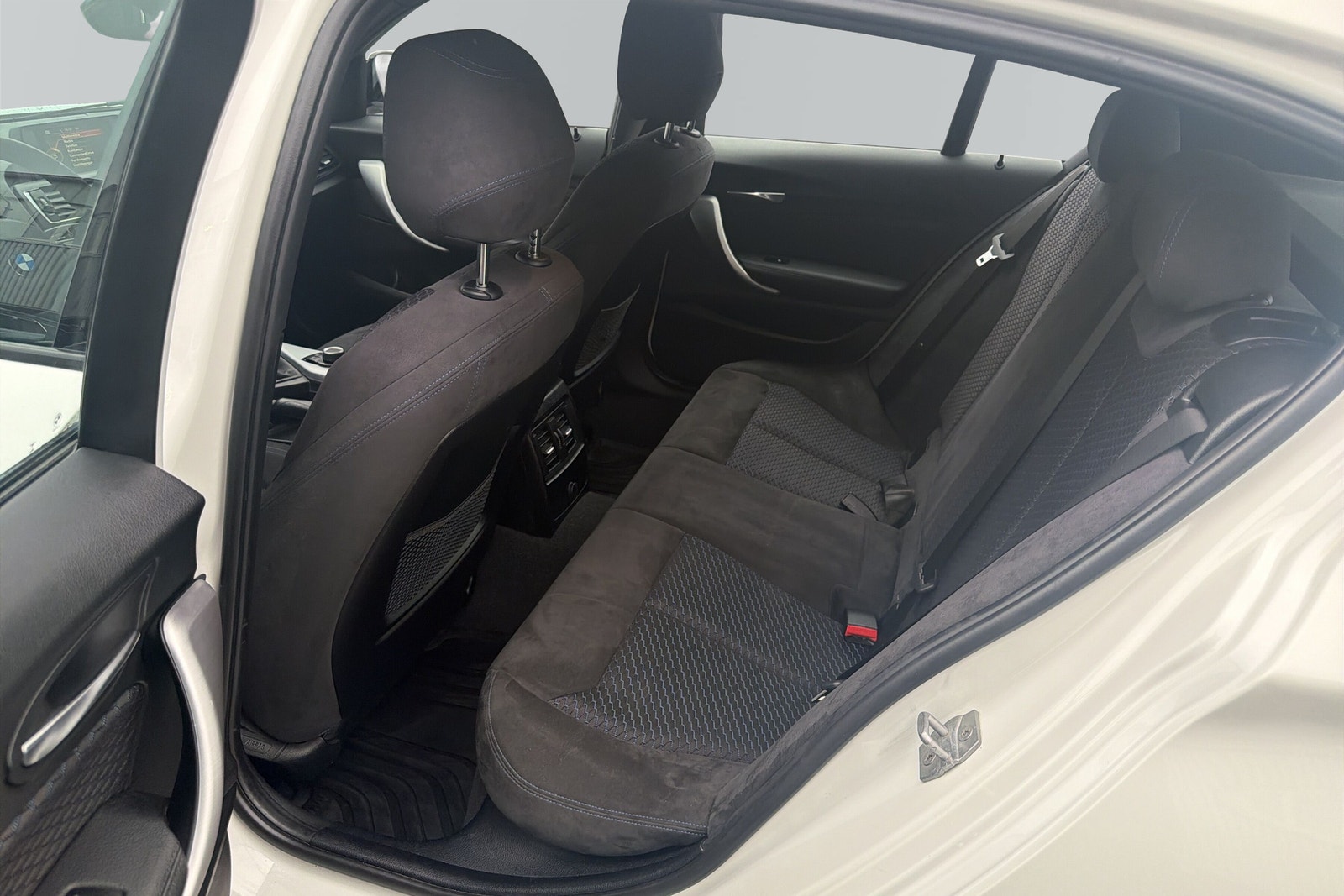 BMW 118d xDrive 5-dörrars M Sport PDC Farthållare Nyserv 2017 - miniatyr 10