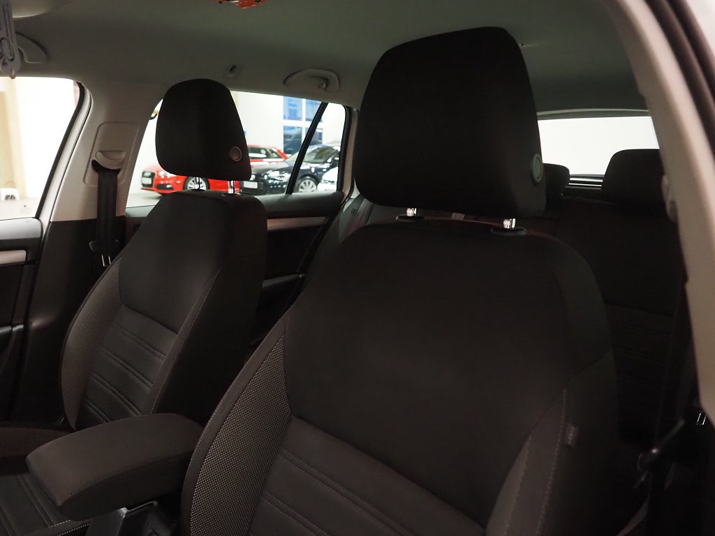 Skoda Octavia Kombi 2.0 TDI 4x4 Ambition D-Värm Dragkrok PDC 2018