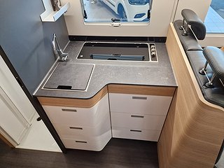 Husbil-halvintegrerad Adria CORAL 670 SC PLUS 16 av 28