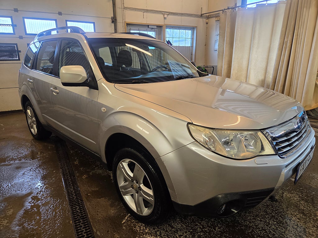 Subaru Forester 2.5X Automat 4WD 17000 Mil En Ägare 
