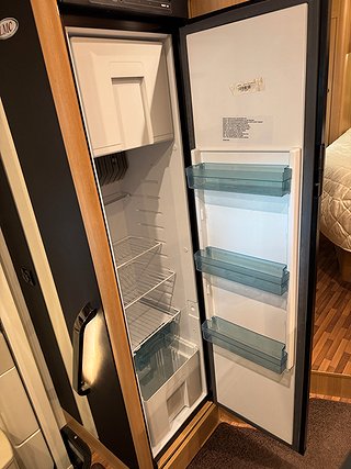 Husbil-halvintegrerad LMC H607 Breezer 150HK AUT  9 av 21