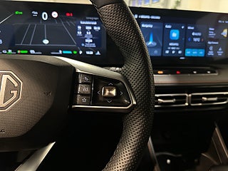 MG HS PHEV Luxury 360° GPS Pvärm Elbaklucka Skinn SoV MOMS – bild 19