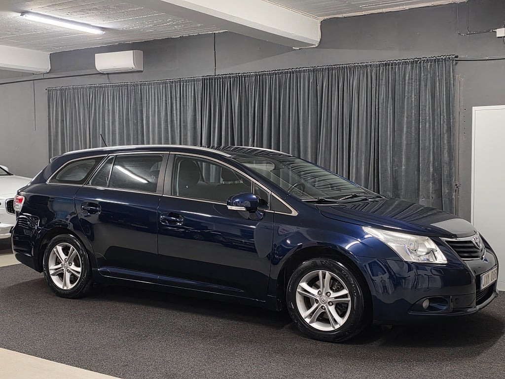 Toyota Avensis Kombi 1.8 Valvematic Business Ny servad Drag Värmare