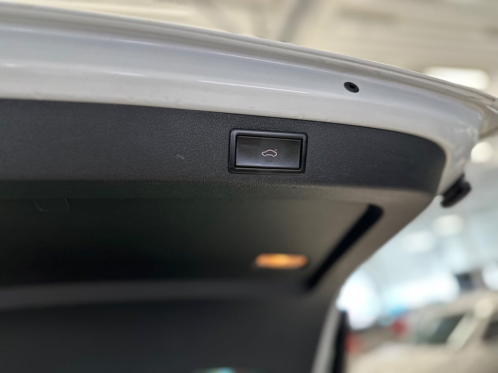 Skoda Superb Kombi 2.0 TDI 4x4 L&K/4.99%/B-Kamera/Värm/Drag/Canton