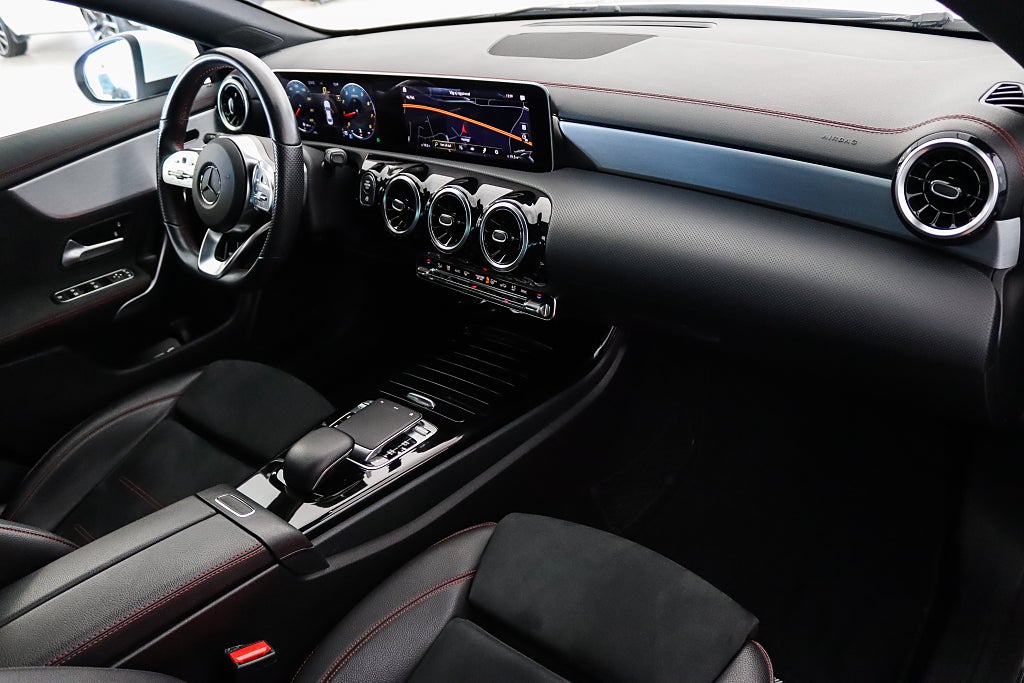 Mercedes-Benz CLA 180 Nyservad AMG Widescreen B-kamera Navi Alcantara
