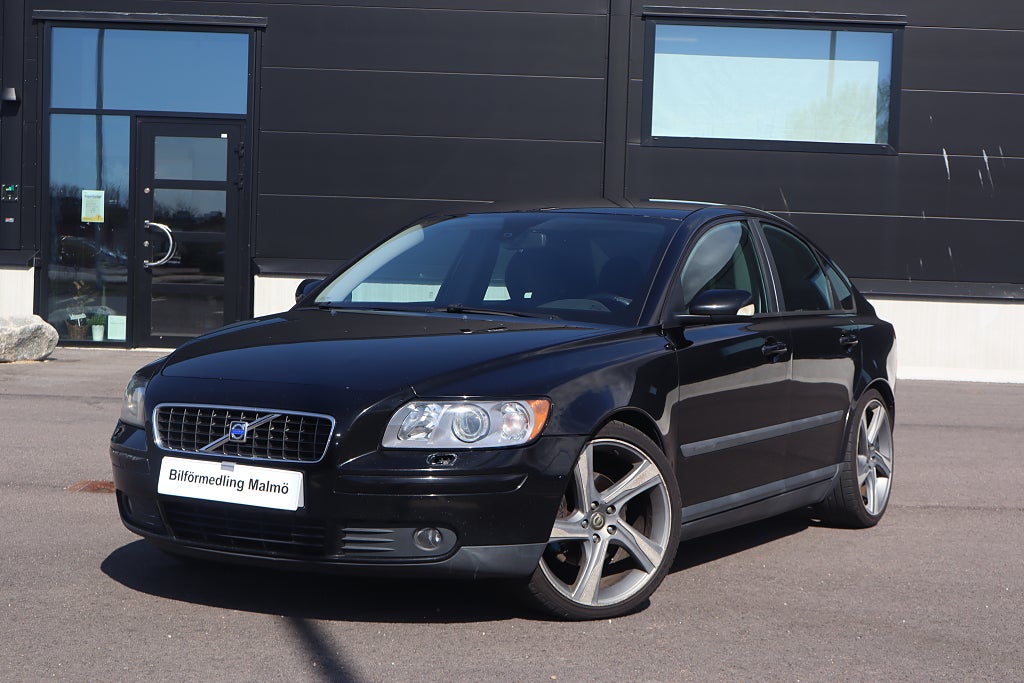 Volvo S40 T5 Kinetic Fullservad / R-Design fälgar 220hk