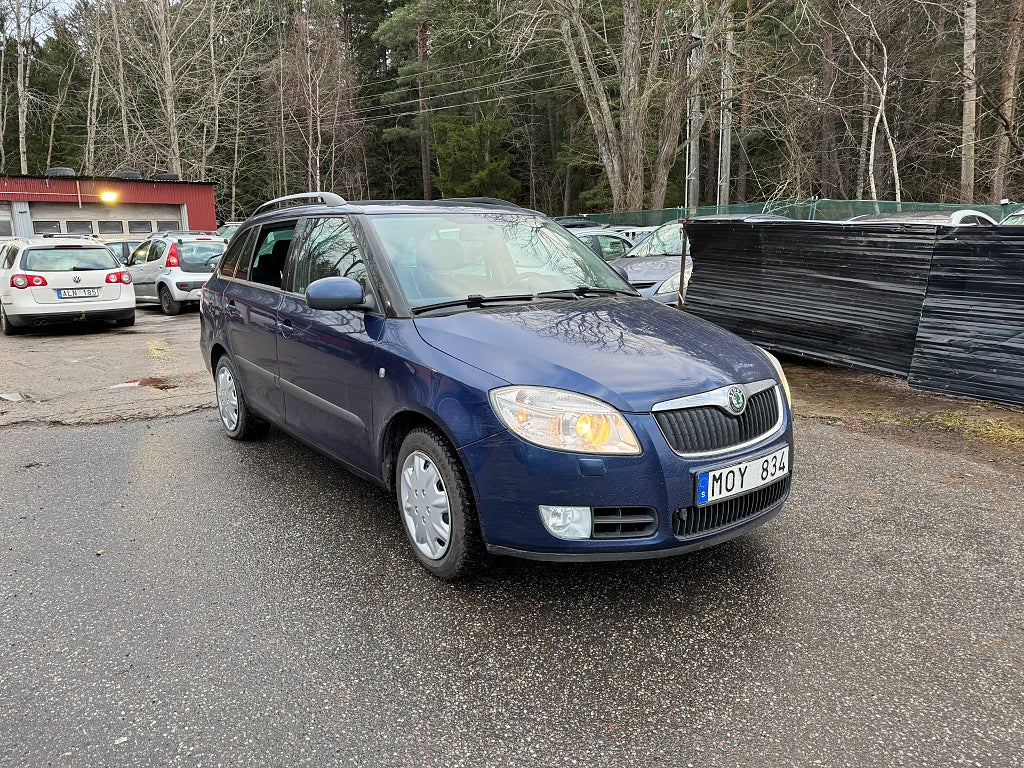 Skoda Fabia Kombi 1.6 TipTronic Euro 4 NY BESIKTAD 2 NYCKLAR