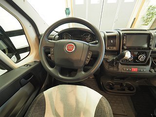 Husbil-halvintegrerad Weinsberg Carasuite 700 ME | 13 av 31