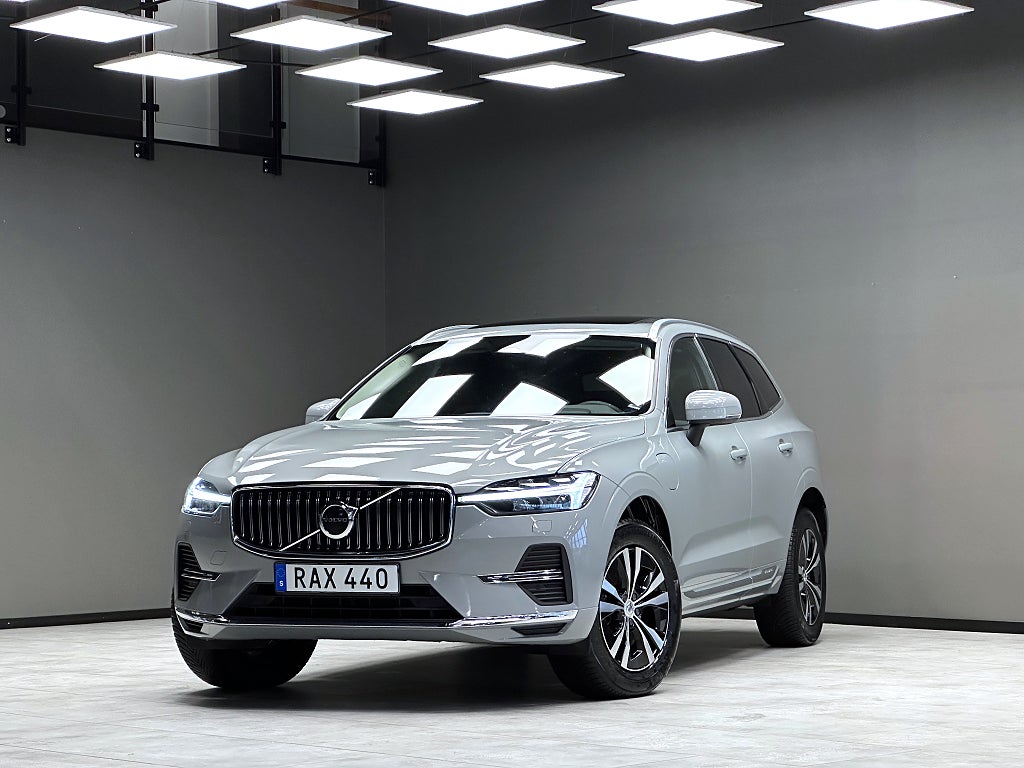 Volvo XC60 Recharge T6 AWD Core Edition / Drag / Panorama