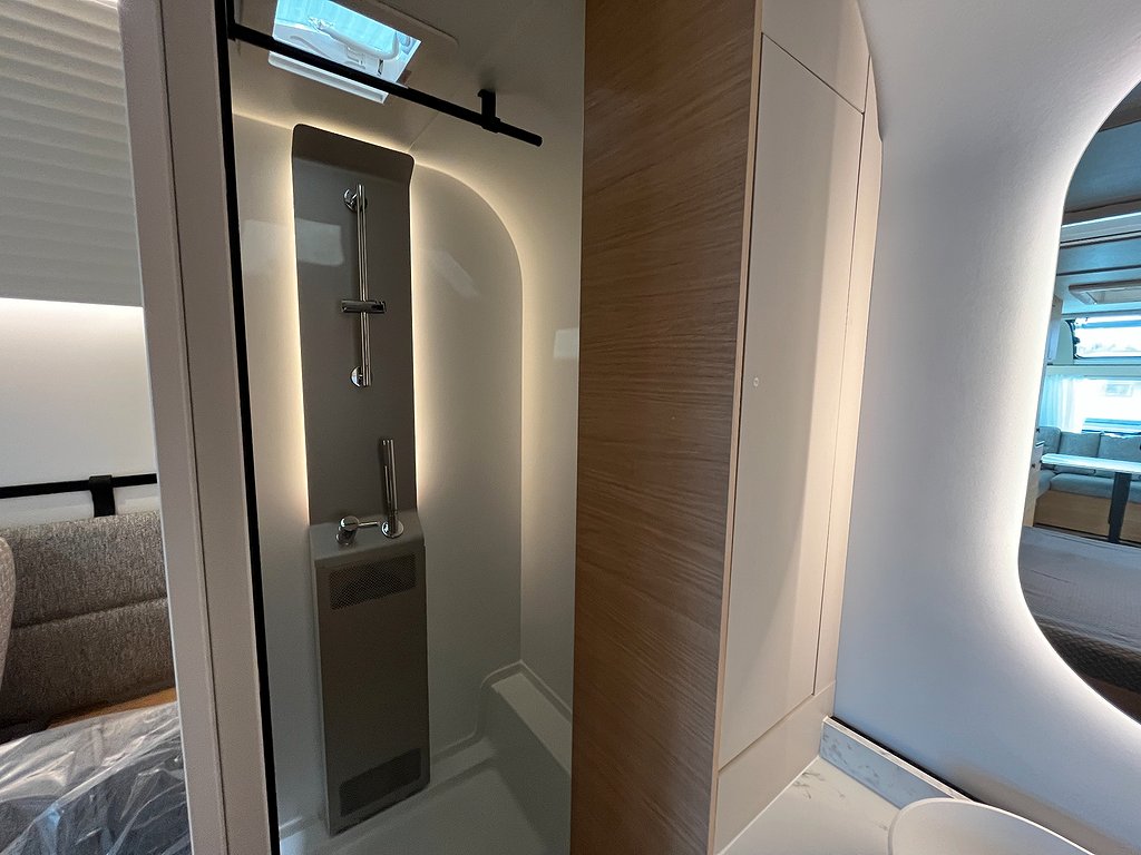 Adria Adora 613 UT /ALDE / Queens-bed på tvären / Badrum bak - Adria