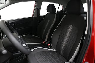 Halvkombi Hyundai i10 9 av 12