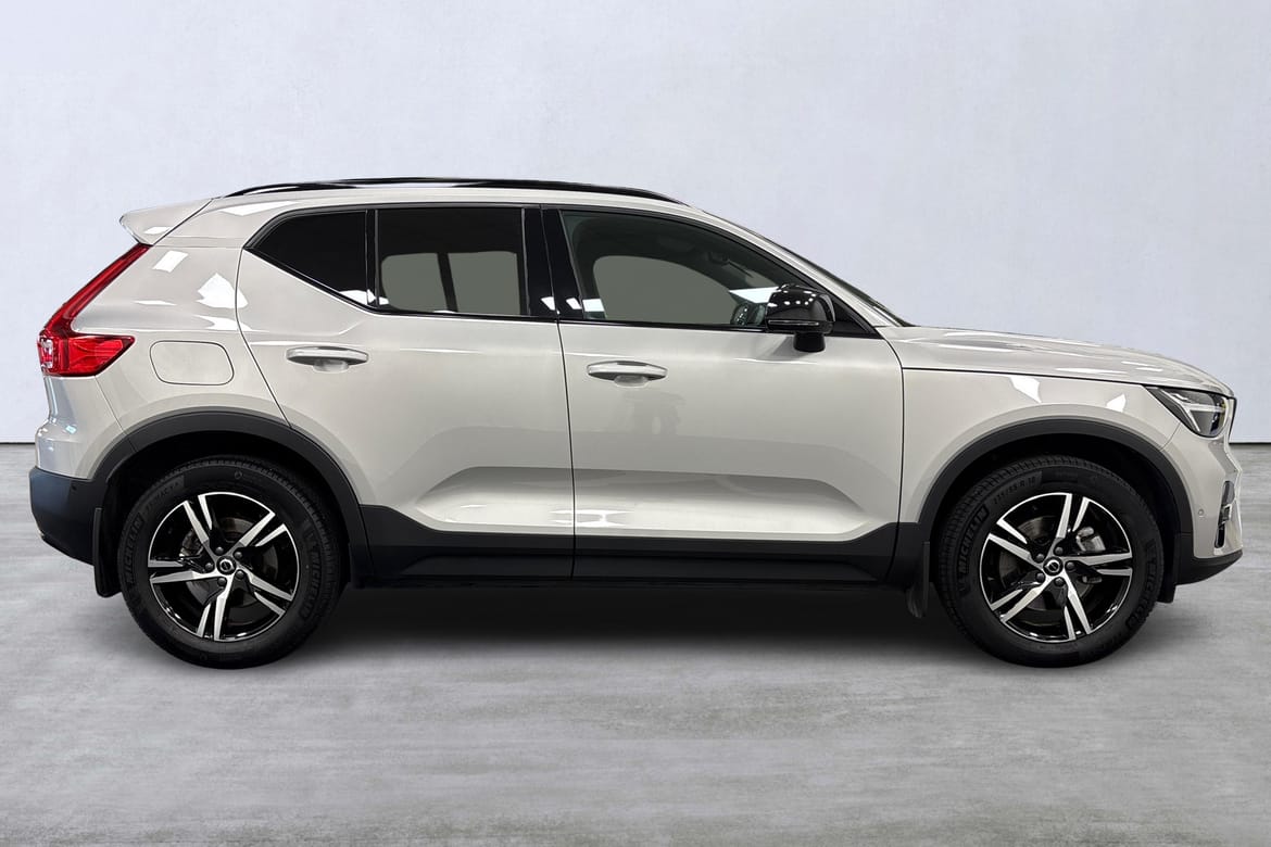 Volvo XC40 B3 FWD Bensin Plus Dark 2025, bild 3/10