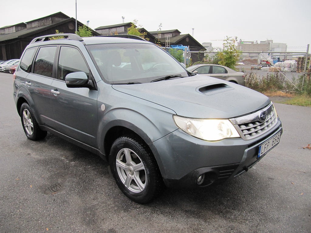 Subaru Forester 2.0 4WD Euro 5 Drag/ACC/Xenon/SoVHjul
