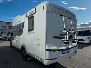 Husbil-halvintegrerad LMC H607 Breezer 150HK AUT  20 av 21