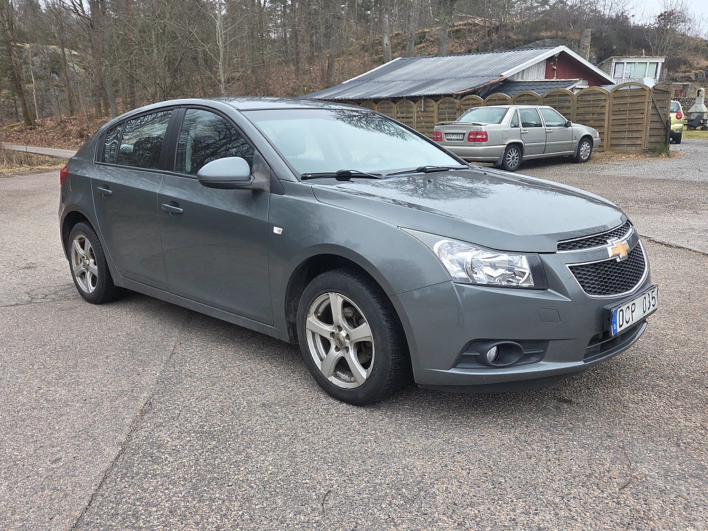 Chevrolet Cruze Halvkombi 1.6 Euro 5 dragkrok 