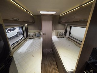 Husbil-halvintegrerad Adria Matrix 15 av 20