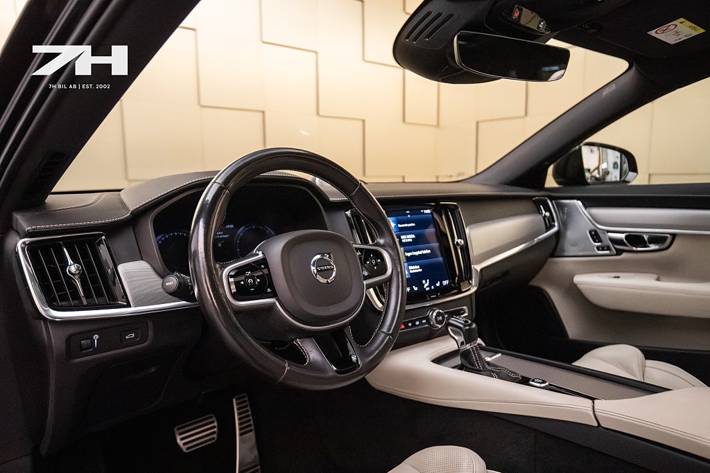 Volvo V90 D4 AWD R-Design / B&W / 360° / Pano / HuD / Drag