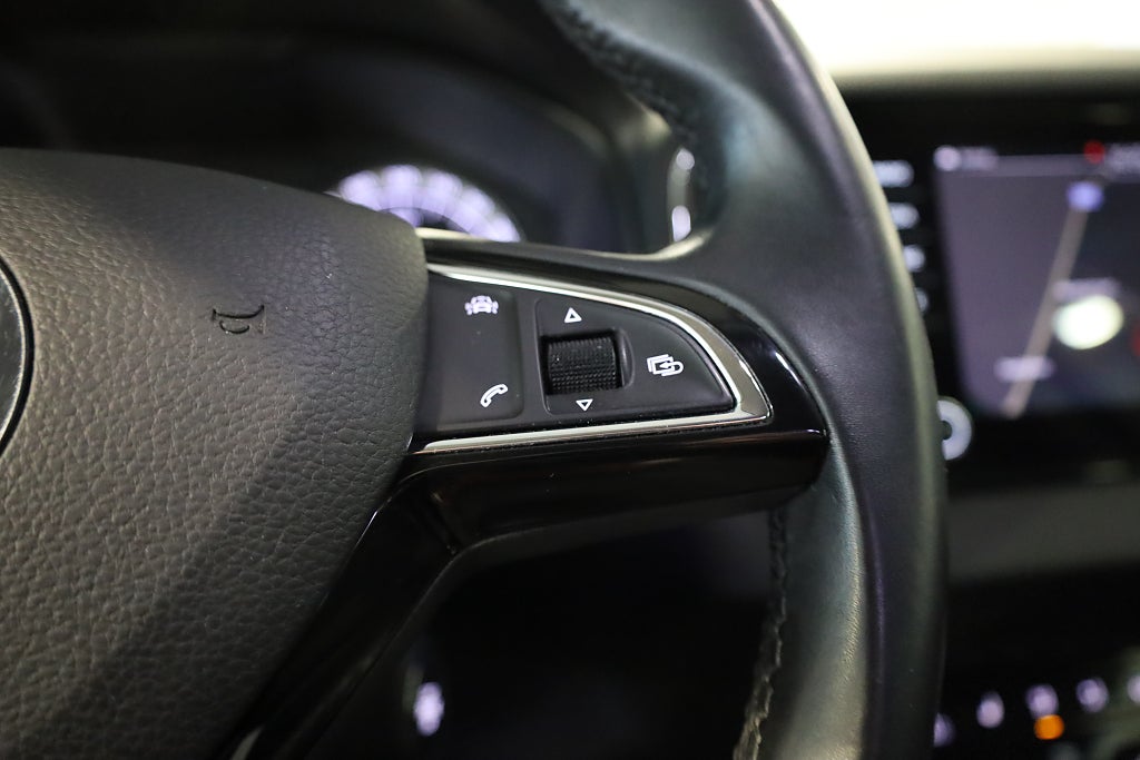 Skoda Karoq 2.0 TDI 4x4 Aut Style Drag Värmare Navi Kamera