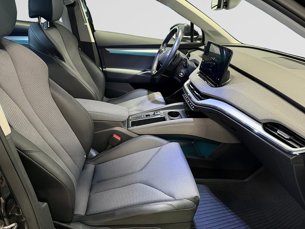 Skoda Enyaq iV 80x Dragkrok Adapativ fart 360° kamera Elstol 4WD bild 15