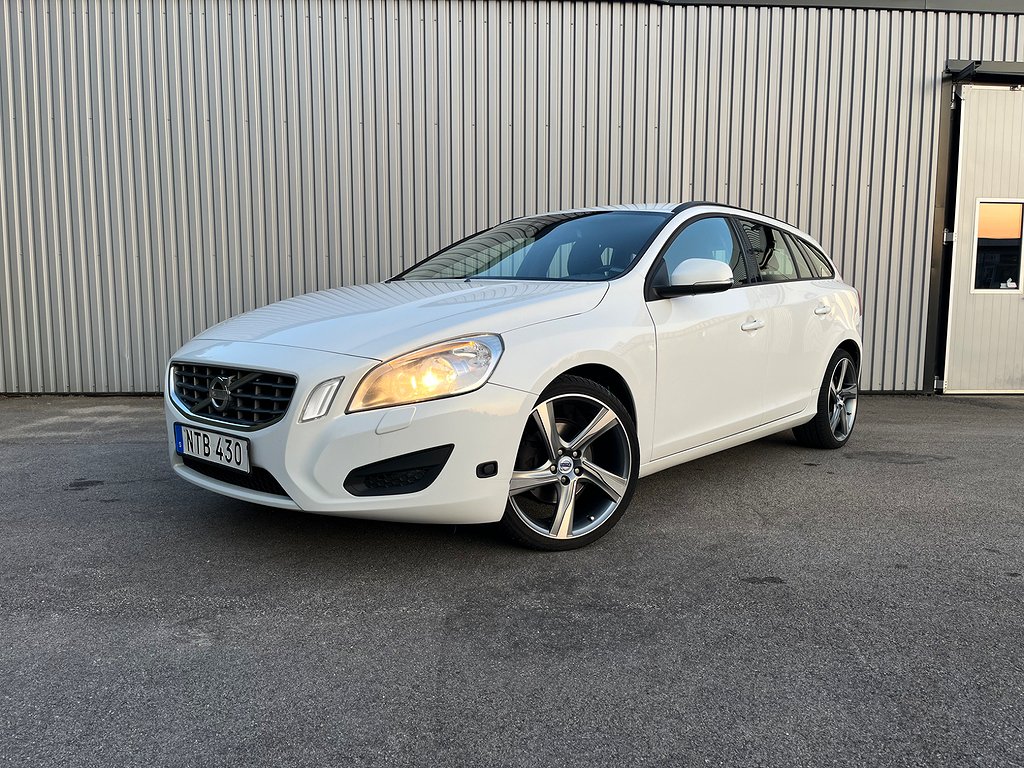 Volvo V60 T4F Powershift Kinetic /Kamrem bytt/Nyservad