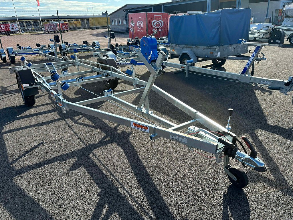 Neptun 1300 kg 80 km/h Bromsad båttrailer - Ny 