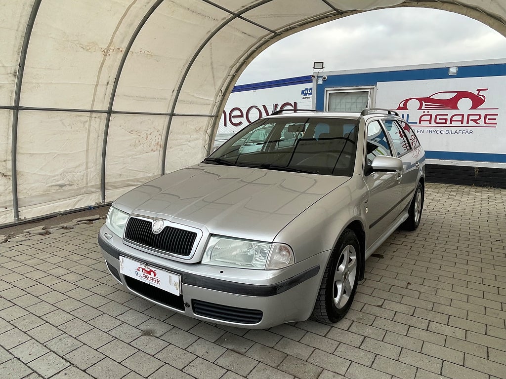 Skoda Octavia Tour 1.6 MPI 102hk AUTOMAT NYSERVAD NYBESIKTAD