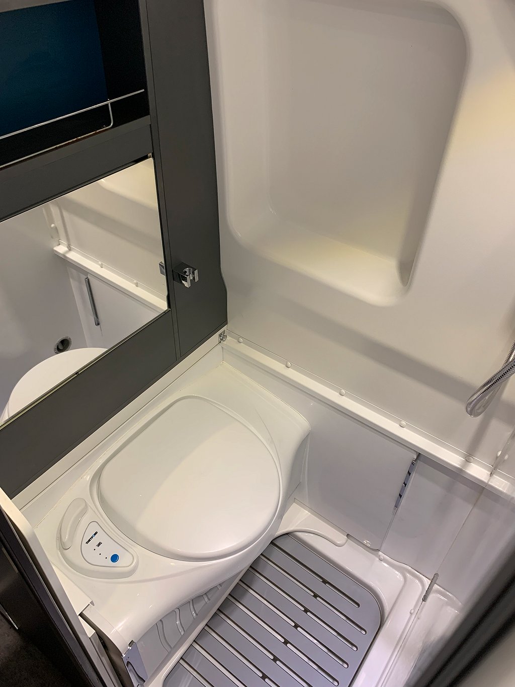 Pilote V 630 J / B-körkort / Långbädd / Solcell / Ugn /160hk - Pilote