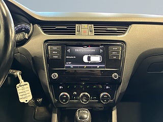 Skoda Octavia Kombi 2.0 TDI SCR Ambition Drag Värmare Psens S&V-hjul – bild 11