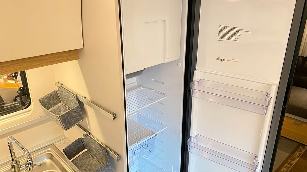 Adria Adora 673 PK Barnkammare dubbeldörr ALDE Dusch Ung Tv Golv värme