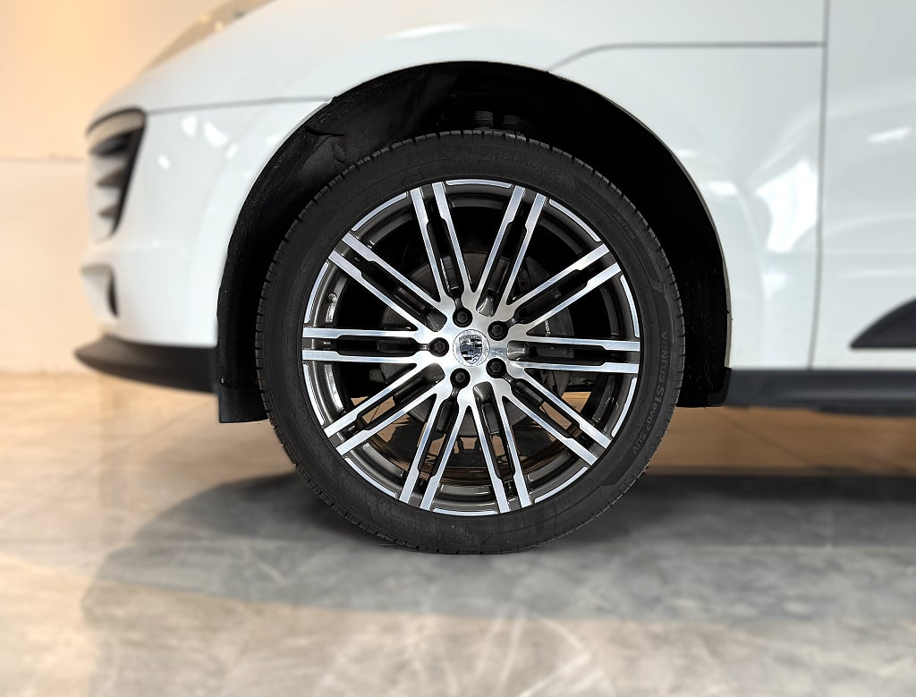 Porsche Macan PDK BASE 252HK PANO SKINN VÄRMARE FULLSERVAD 21" 1-ÄGAR