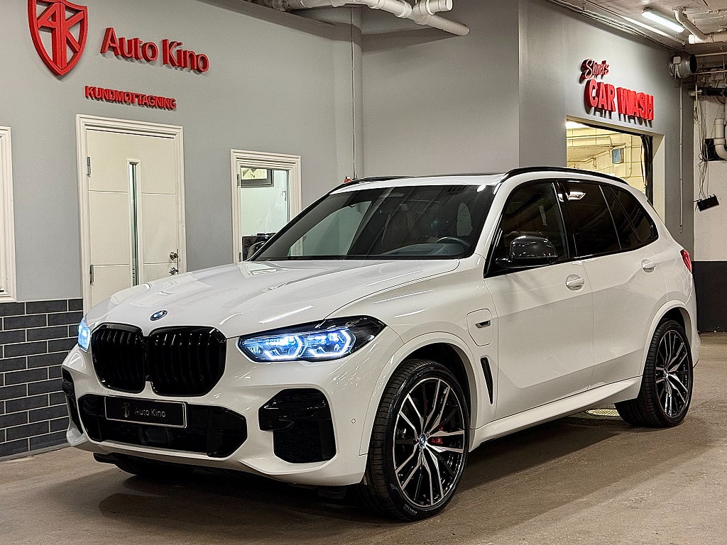 BMW X5 xDrive45e iPerformance B&W Sky Lounge Massage Leasbar MOMS VAT
