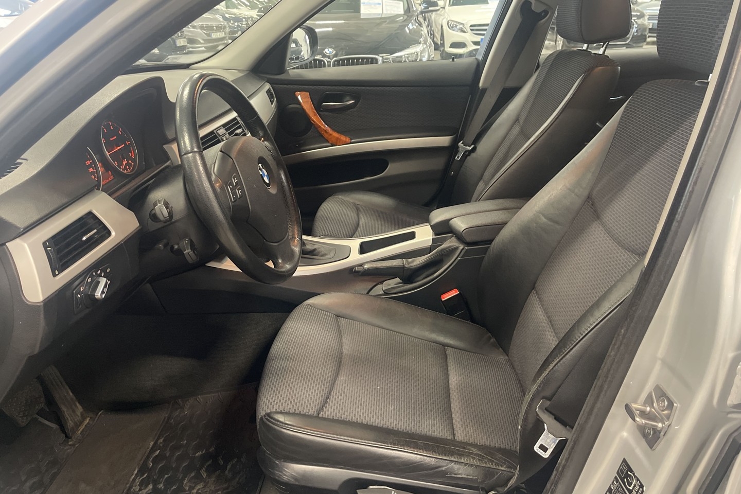 BMW 318 i Comfort Automat 2009, photo 7/35