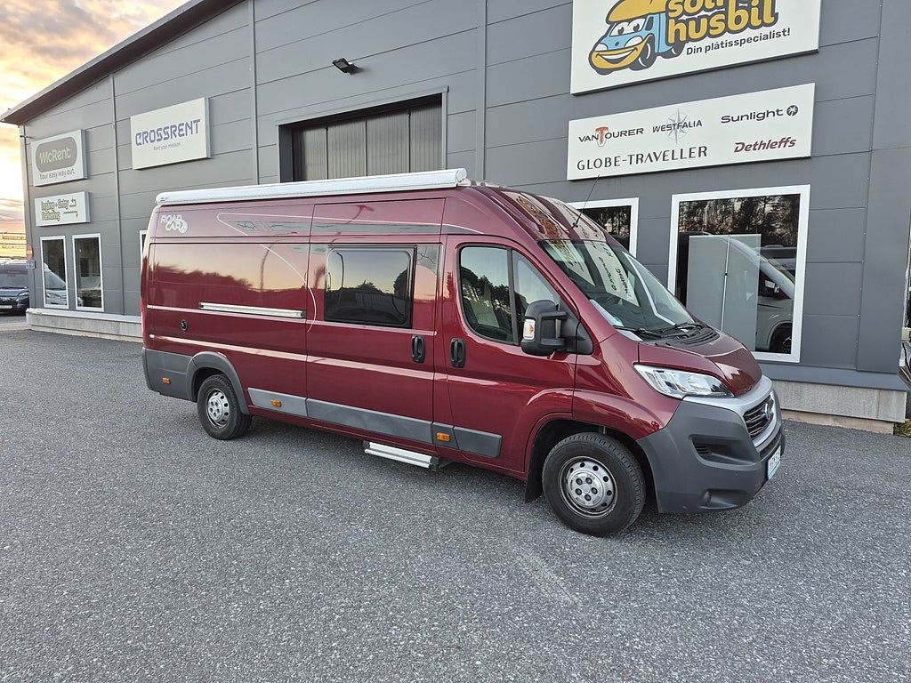 Pössl Roadcar 640 långbäddar, dragkrok, solcell, multimedia, luftfjädr