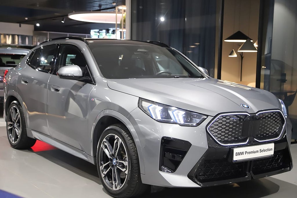 BMW iX2 xDrive 30 / M Sport / PANO / HUD / DAP