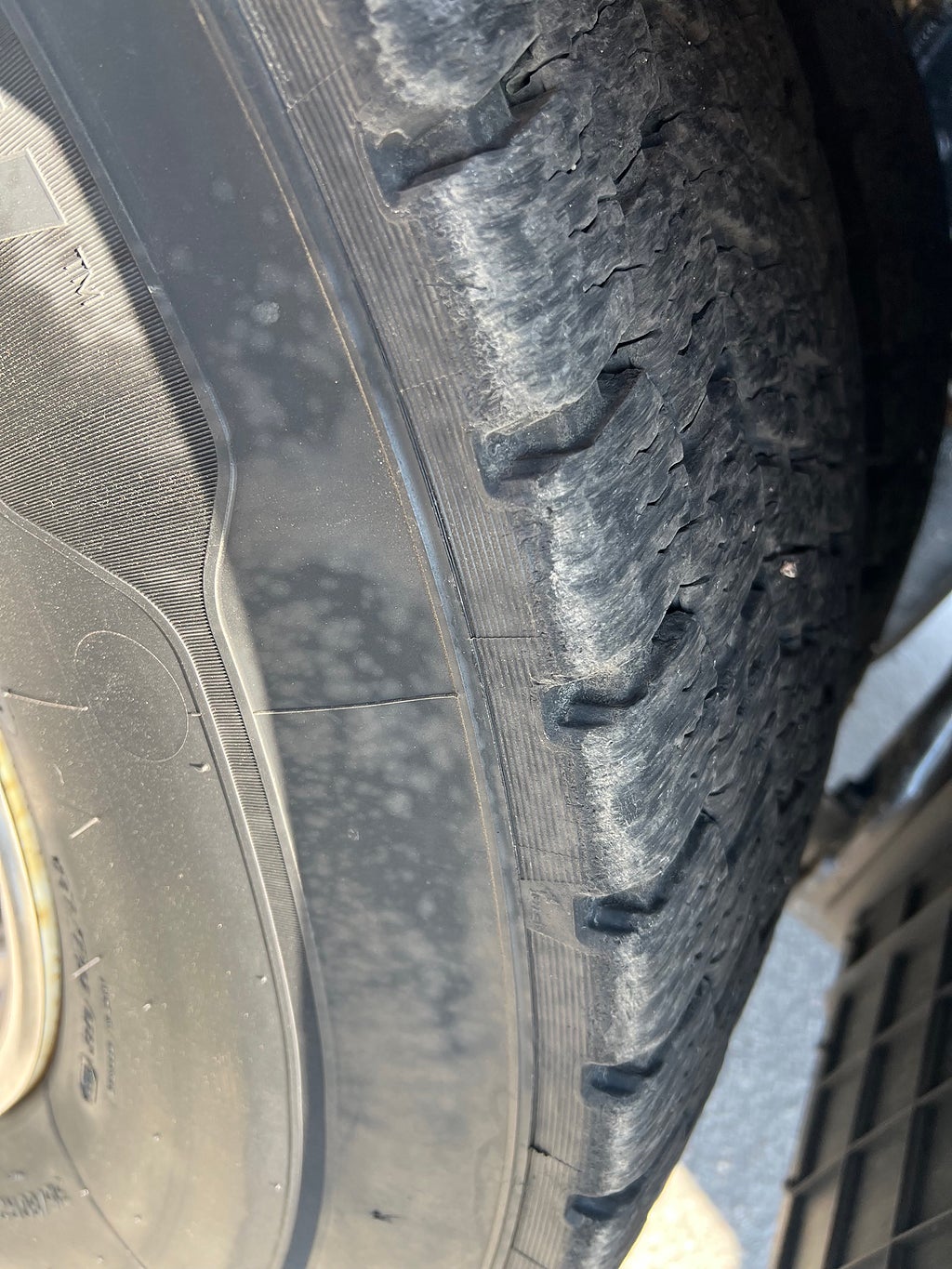 Mercedes-Benz Arocs 3251 Tridem Lastväxlare, Fullt Plogutrustad