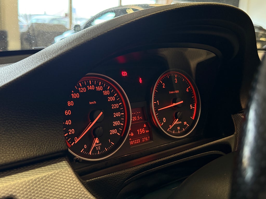 BMW 330d 2009 - miniatyr 25