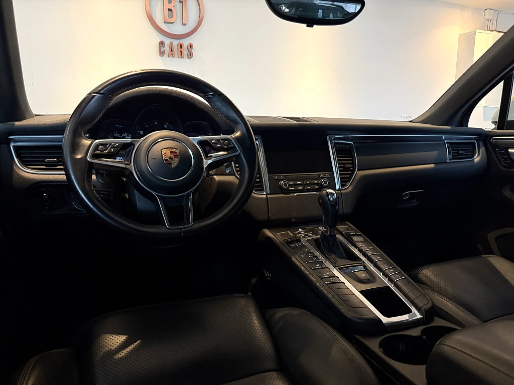 Porsche Macan PDK BASE 252HK PANO SKINN VÄRMARE FULLSERVAD 21" 1-ÄGAR