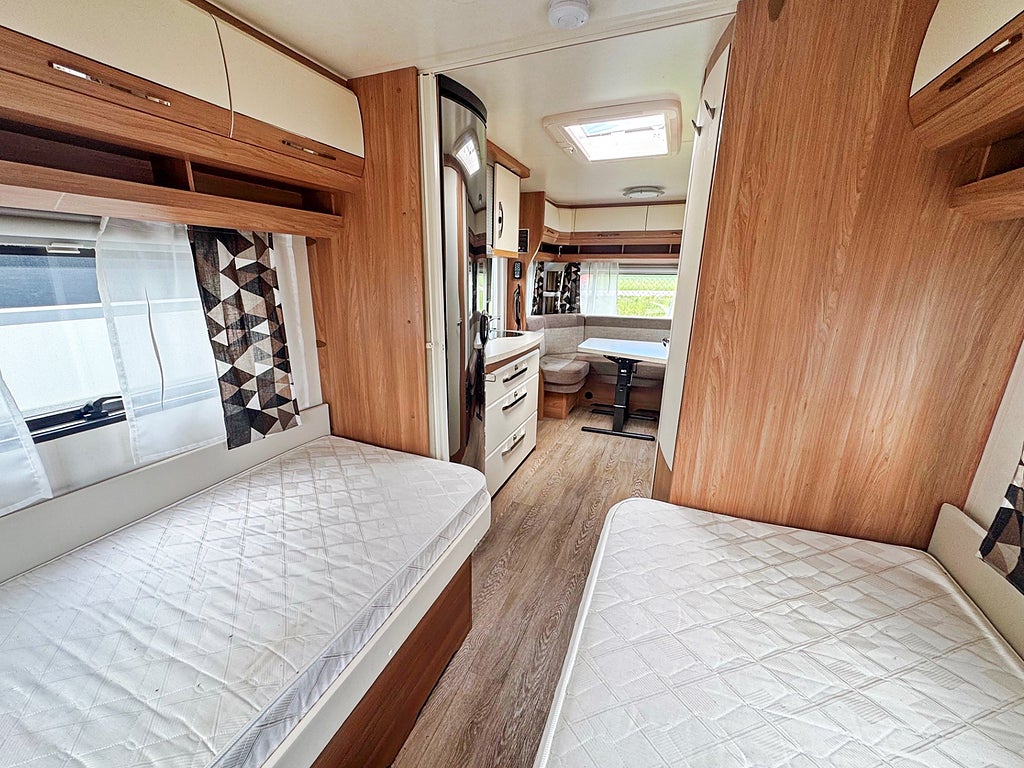 Hobby 495 UL De Luxe - Långbäddar, Mover, 1450kg