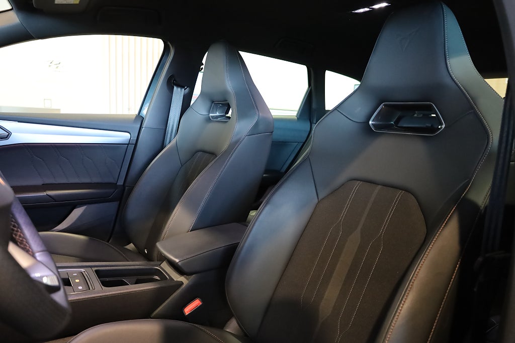 Cupra Leon Sportstourer e-Hybrid Drag Navi Kamera Cockpit CarPlay 2024